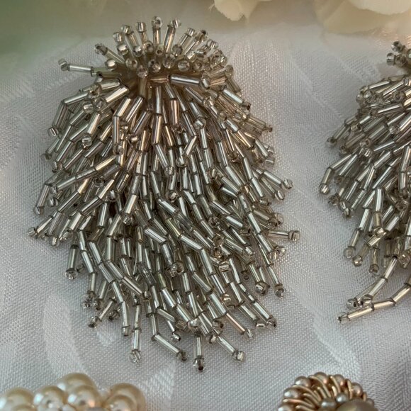 COLLECTION OF VINTAGE SEED BEAD & FAUX PEARL CLIP EARRINGS (4) - Picture 7 of 13